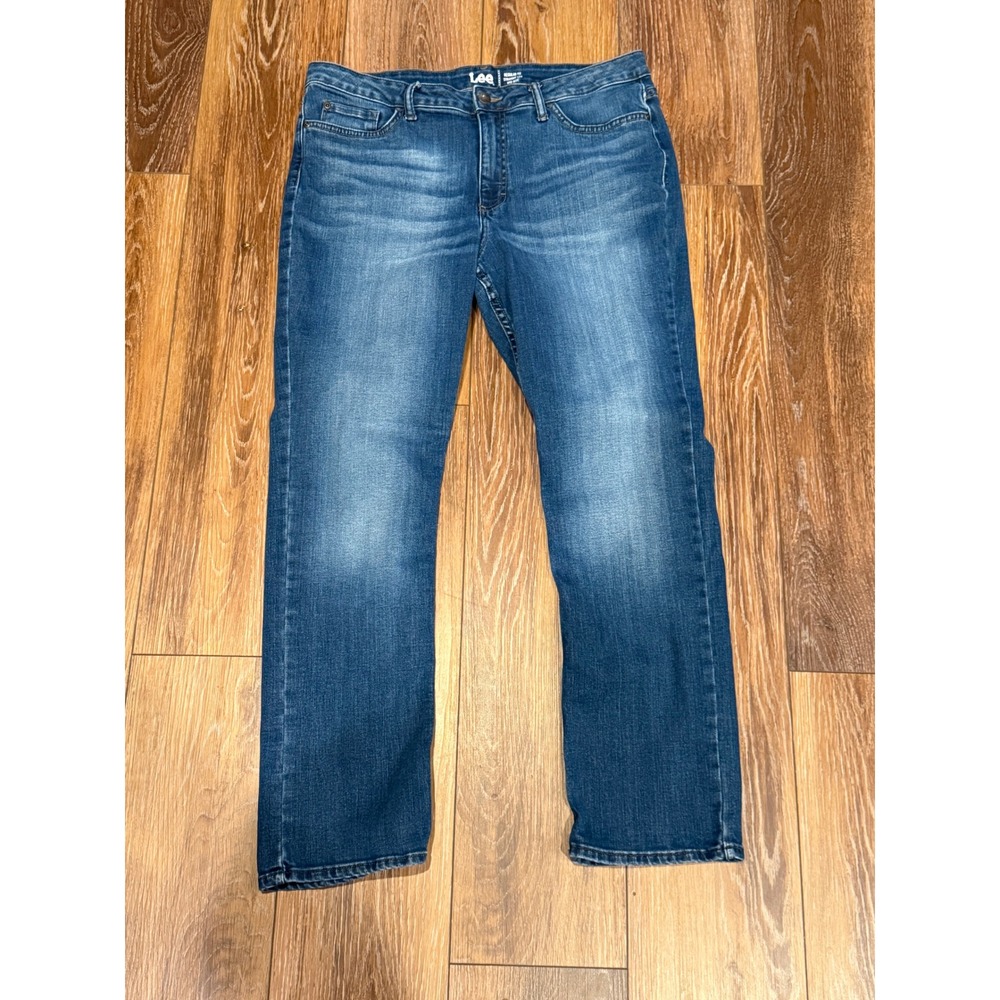 Lee Womens Regular Fit Straight Leg Size L Mid Rise Jeans Medium Wash Blue Denim